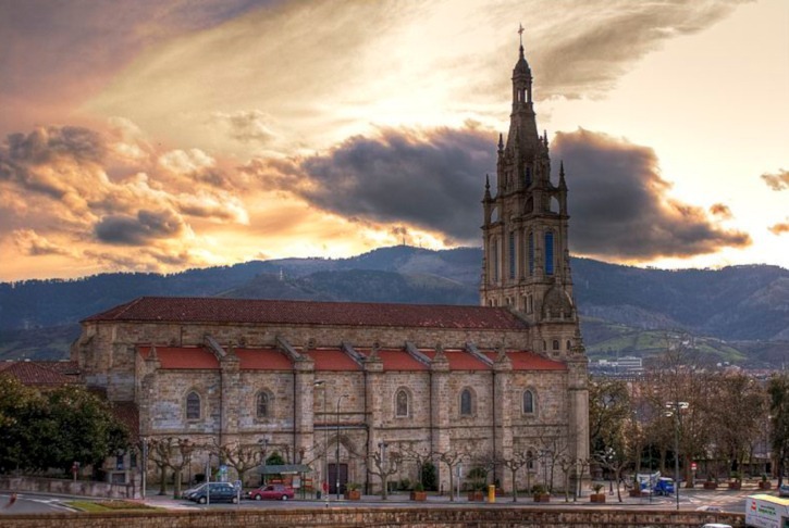 Basilica de Begona crepusculo