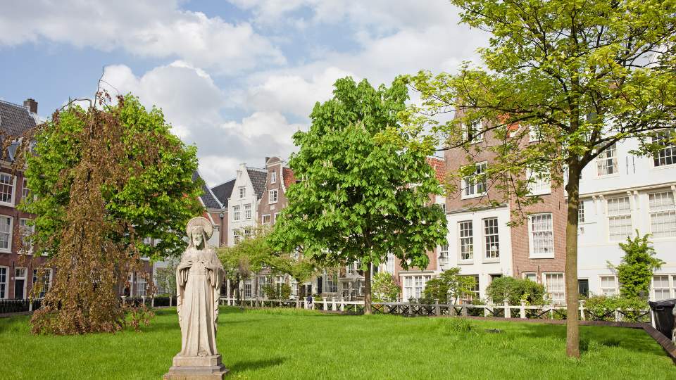 Things to do in Amsterdam. The Venice of the North. 6 Begijnhof