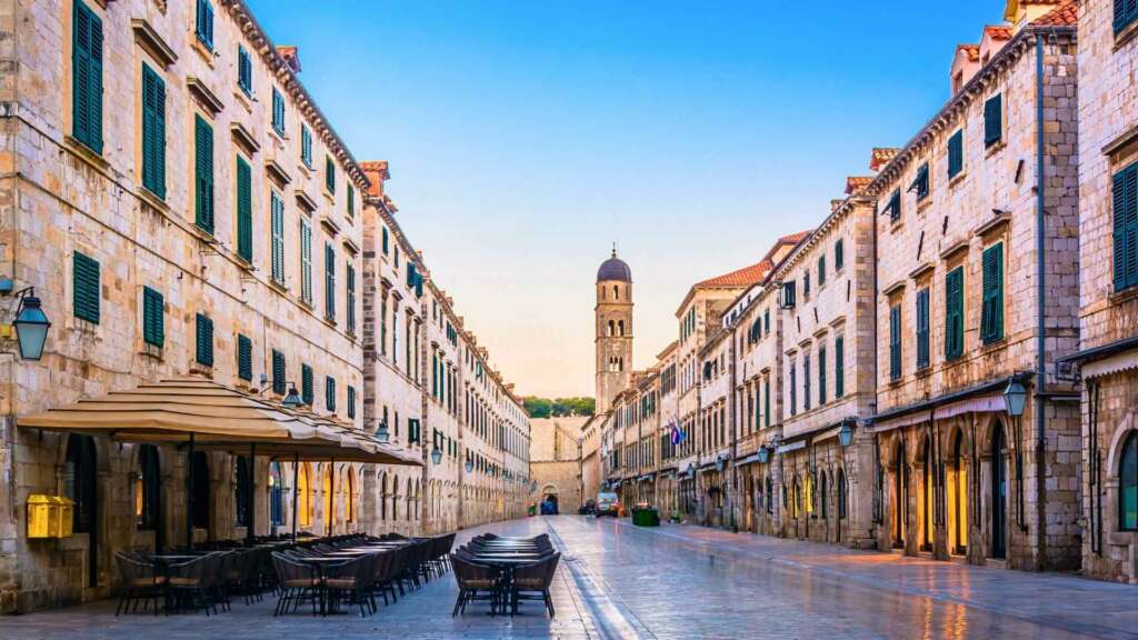 Things to do in Dubrovnik in 1 or 2 days: visit the essentials 2 Calle stradun Dubrovnik blog