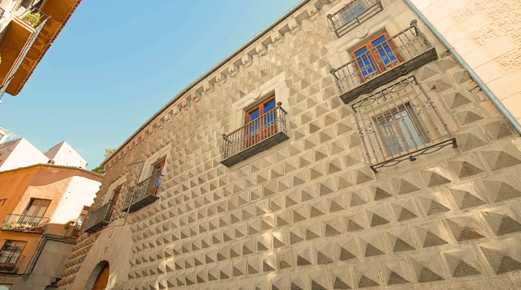 Qué ver en Segovia: 10 monumentos y rincones de leyenda 8 casa-de-los-picos-segovia
