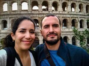 Viajeros frente al Coliseo de Roma con la audioguía DareMapp