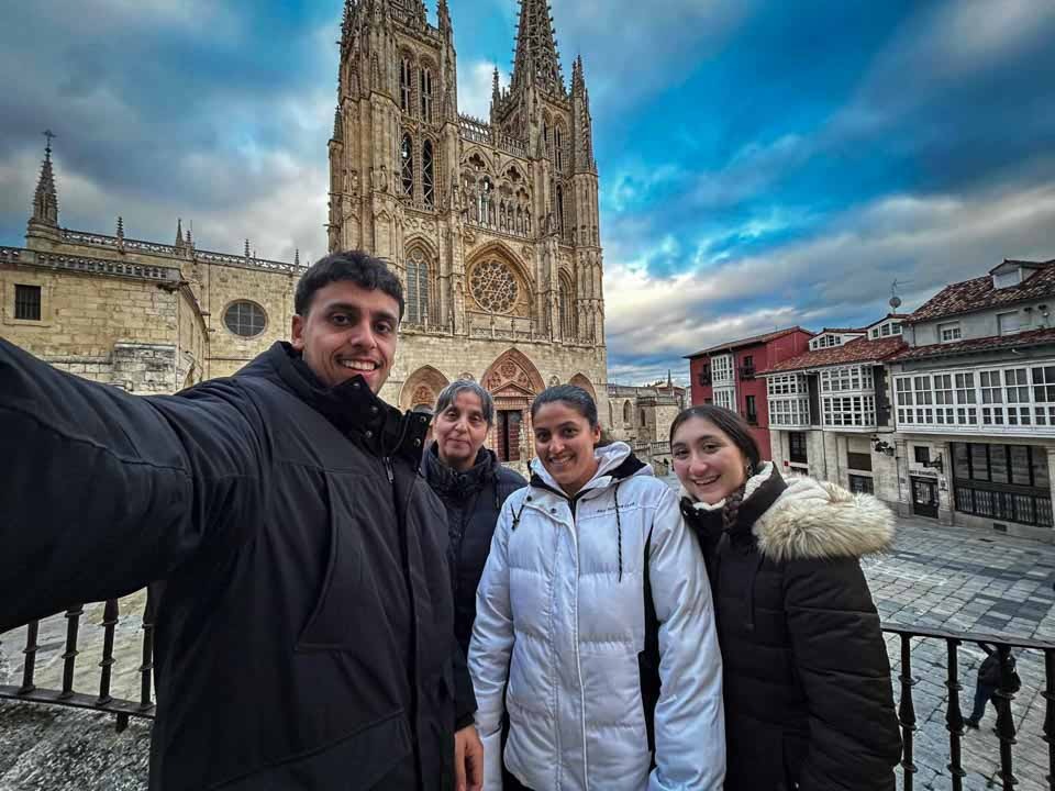 Familia de viajeros utilizando la audioguía de DareMapp mientras visitan la Catedral de Burgos