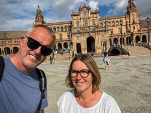 Viajeros recorriendo la Plaza de España en Sevilla con la audioguía DareMapp