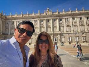 Pareja frente al Palacio Real de Madrid usando la audioguía DareMapp