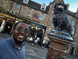 Viajero en Greyfriars Bobby, Edimburgo, con la audioguía DareMapp