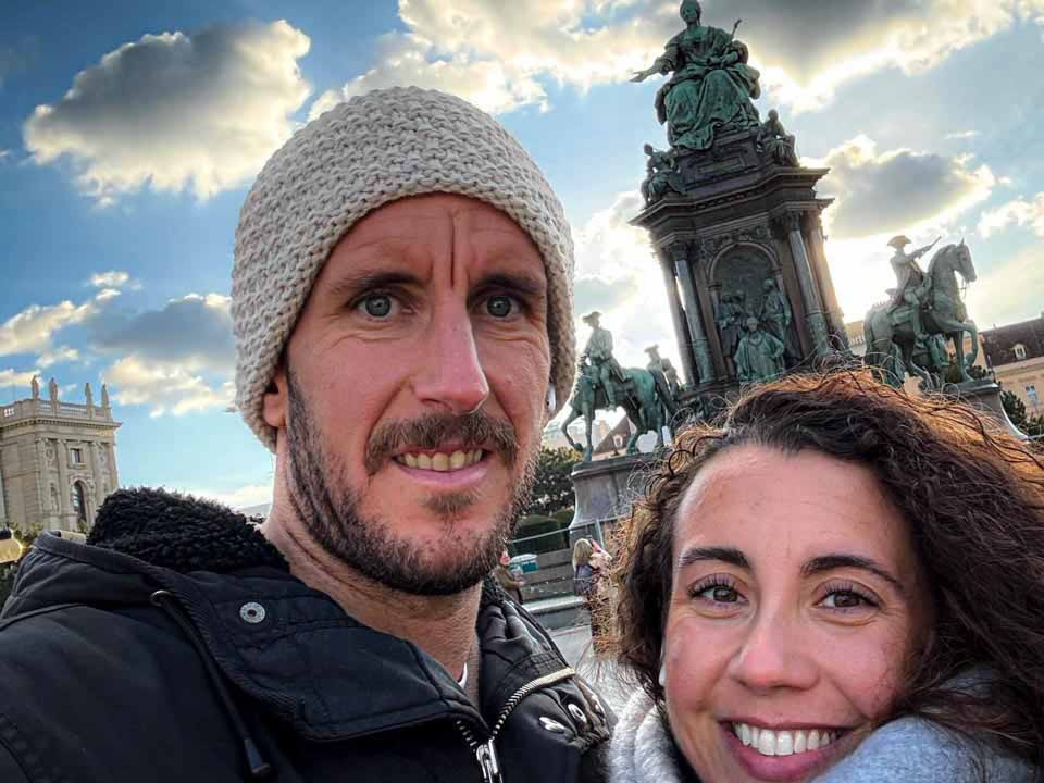 Pareja usando la audioguía DareMapp en la Plaza de la Emperatriz María Teresa, Viena