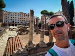 Turista usando la audioguía DareMapp en el Campo de Marte, Roma