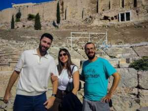 Grupo de amigos recorriendo Atenas con la audioguía DareMapp