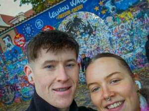 Pareja en el Muro de John Lennon en Praga con la audioguía DareMapp