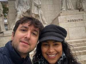 Una pareja en Budapest, disfrutando de la ciudad con la audioguía de DareMapp