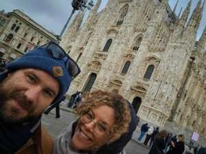 Pareja visitando el Duomo de Milán con la audioguía DareMapp
