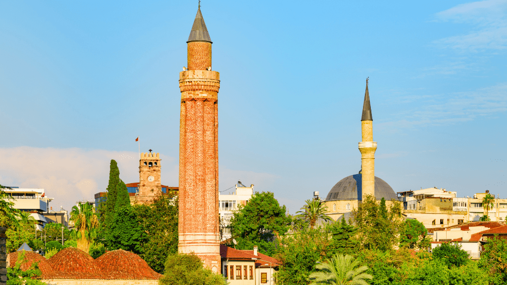 Qué ver en Antalya en 2025: 7 imprescindibles y planes 5 torre-del-reloj-y-mezquita-Yivli-Minare-Camii