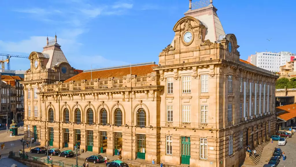 Qué ver en Oporto: 10 planes clave entre vino y miradores 5 Estacion sao bento exterior oporto