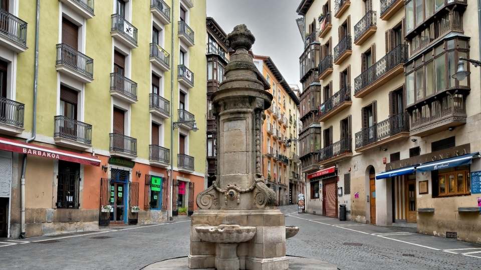 Qué ver en Pamplona en 1 día. La ciudad de los Sanfermines 8 FUENTE DE NAVARRERIA
