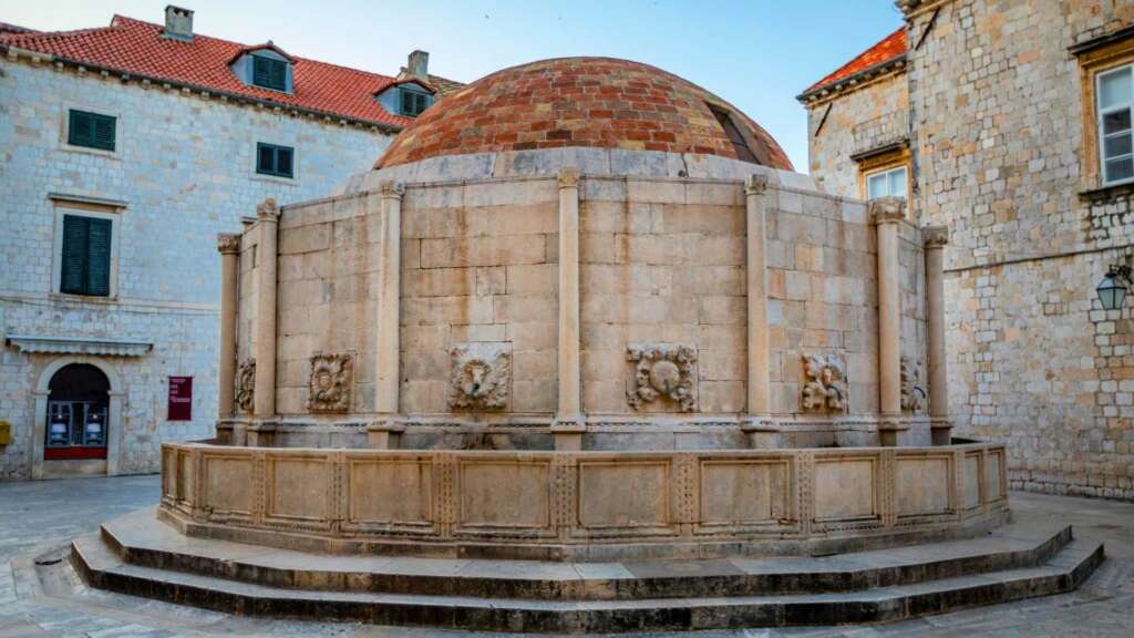 Things to do in Dubrovnik in 1 or 2 days: visit the essentials 5 Fuente onofrio Dubrovnik blog