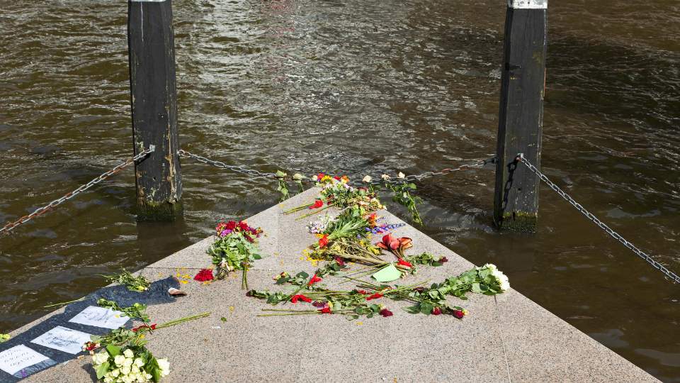 Things to do in Amsterdam. The Venice of the North. 3 Homomonument