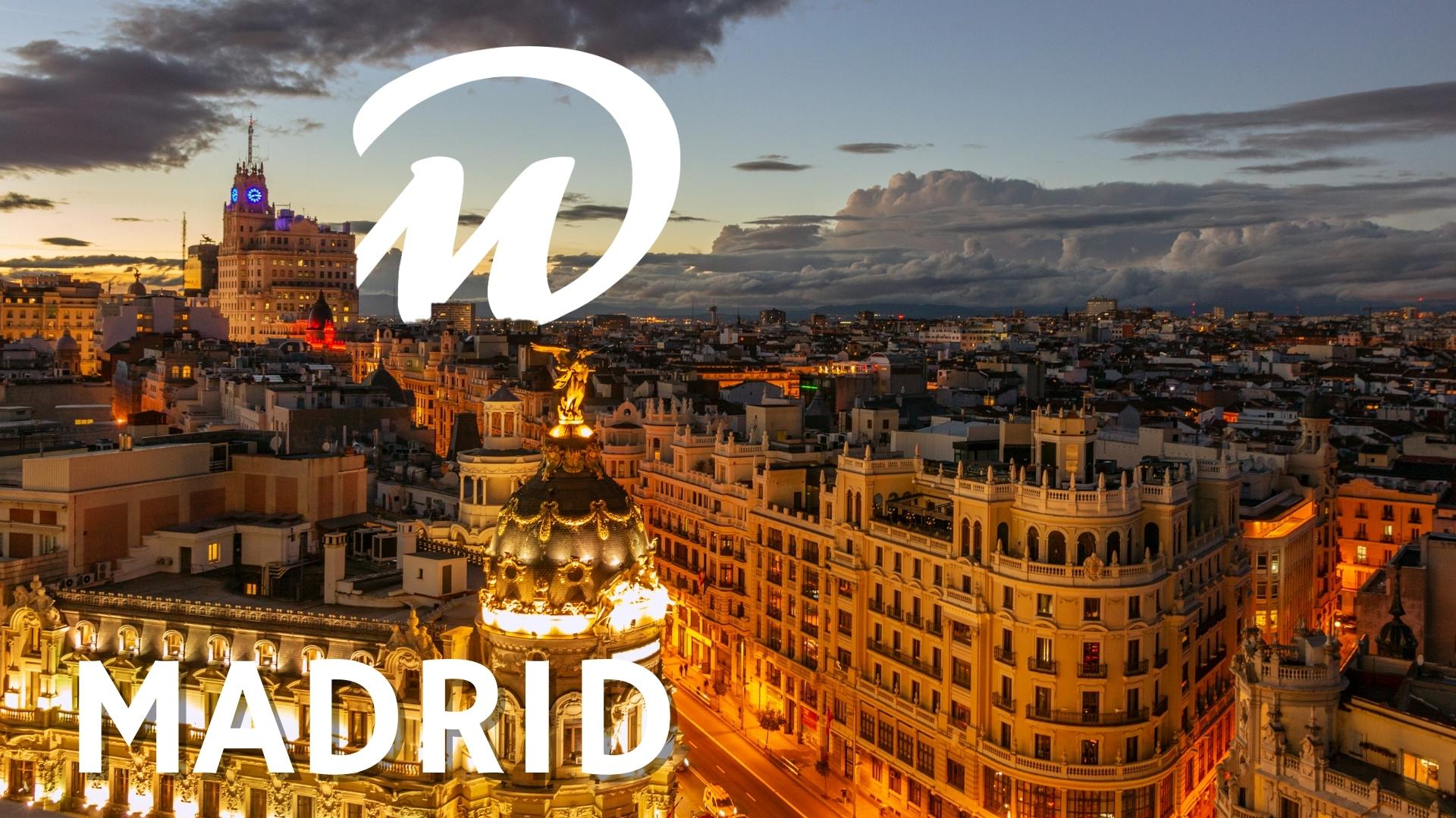 Qué ver en Madrid: 8 lugares imprescindibles 1 Gran Vía de Madrid iluminada, uno de los lugares imprescindibles que ver en Madrid.