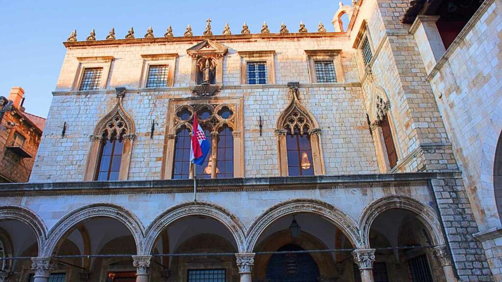 Things to do in Dubrovnik in 1 or 2 days: visit the essentials 6 Palacio sponza Dubrovnik blog
