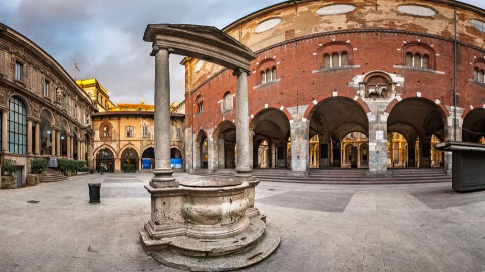 Things to do in Milan. The capital of Lombardy. 11 Piazza mercanti