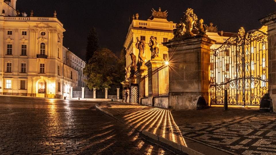 Things to do in Prague. The city of 100 towers 8 Plaza de la Guardia Real