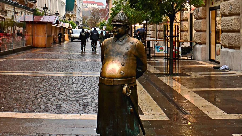 Qué ver en Budapest: las 8 paradas clave y más planes 12 Policia Fat 1024x576 1