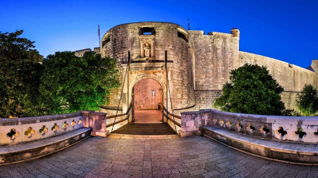 Things to do in Dubrovnik in 1 or 2 days: visit the essentials 4 Puerta pile Dubrovnik blog