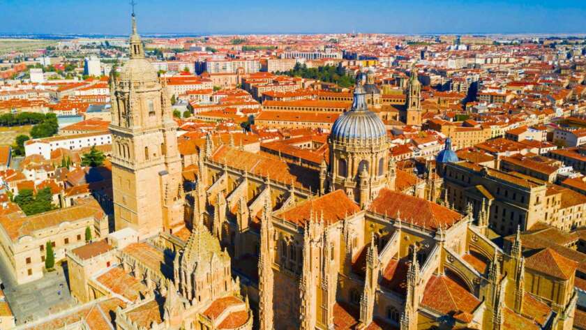 Imagen del complejo catedralico de Salamanca, la 'Nueva catedral' y la 'Vieja catedral'