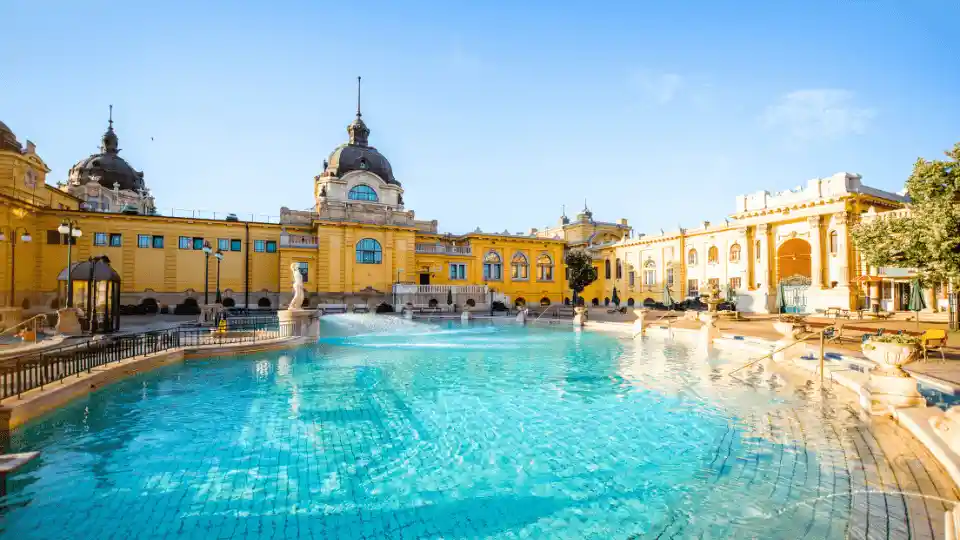 Qué ver en Budapest: las 8 paradas clave y más planes 8 balneario szechenyi budapest blog