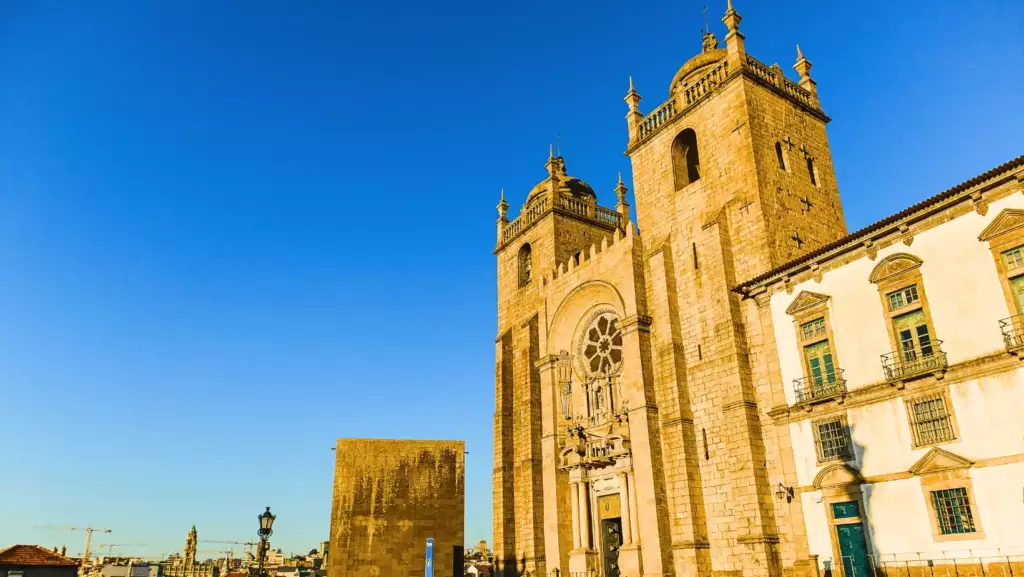 Qué ver en Oporto: 10 planes clave entre vino y miradores 6 catedral de la se oporto