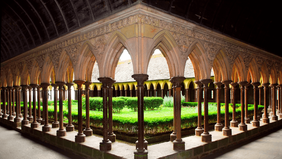 Qué ver en el Mont Saint-Michel: 48h entre ingeniería y mareas 10 claustro 1