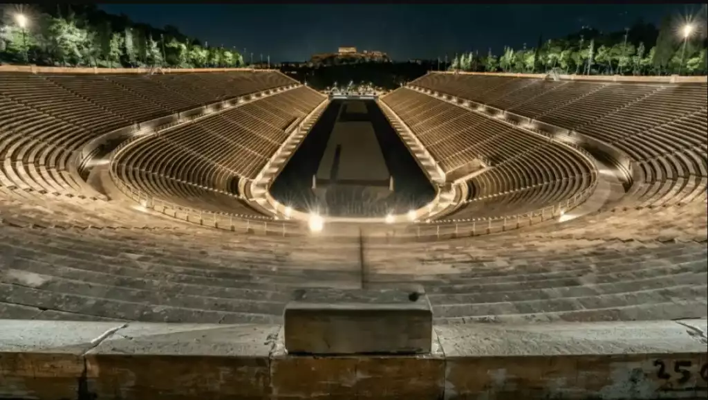 Que ver en Atenas: 20 joyas esenciales de la cuna griega 15 estadio panatinaiko noche blog atenas