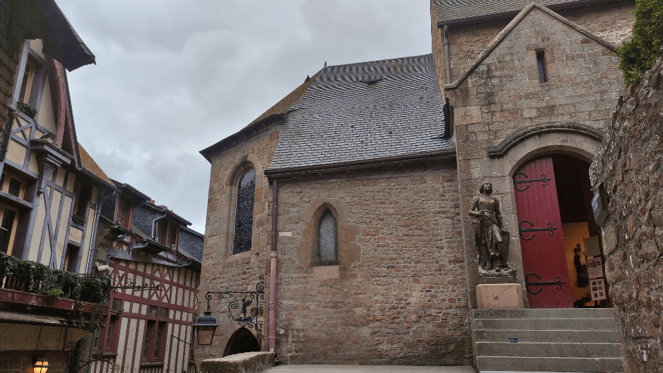 Qué ver en el Mont Saint-Michel: 48h entre ingeniería y mareas 7 iglesia saint pierre
