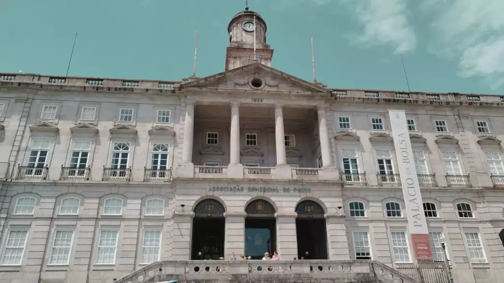 Qué ver en Oporto: 10 planes clave entre vino y miradores 10 palacio bolsa exterior oporto