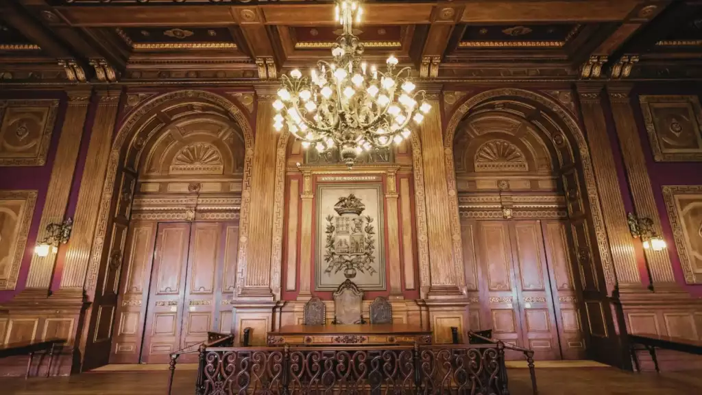 Qué ver en Oporto: 10 planes clave entre vino y miradores 9 palacio bolsa interior oporto